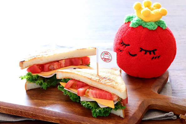 厚切りトマトのサンドイッチ