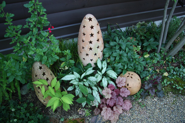 日陰にある小さな花壇では、オブジェを使うのもひとつの手