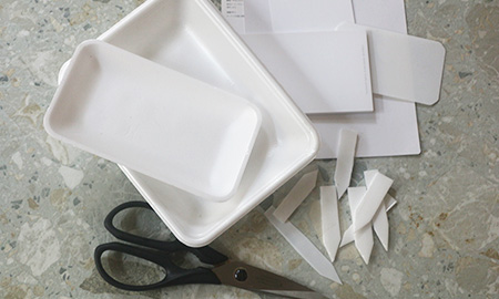 ラベル作りには肉や魚のトレーの他、プラスチック製の薄いものなど、いろいろ探すと見つかります