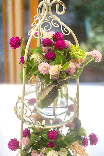 夏の花は花持ちがいいものが多く、切り花にも最適。短く切ったものでも小さなビンに飾れます