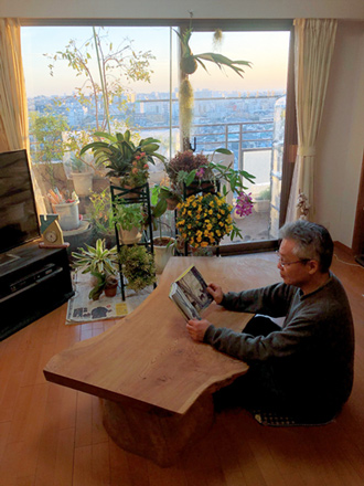 居間の木のテーブルは木場の木材屋さんで切り出してもらいました