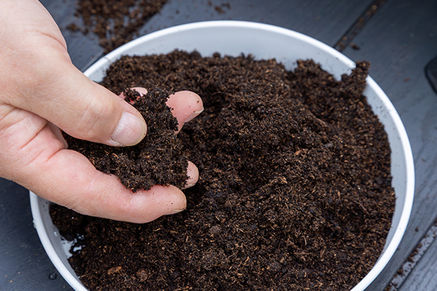 「スーパーミックスA<sup>&reg;</sup>（タネまき・育苗用土）」は、きめが細かくフワフワの感触！