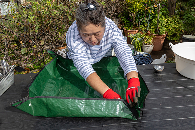 このようなガーデニングシートがあると、トレー状になって土がこぼれにくく便利！