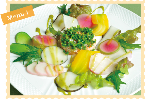 野菜の味そのものを食してほしいと、味付けはシンンプルなフレンチマスタードソース。中央の小口切りのアサツキを飾ったのはレモン風味のカニです。縦にスライスした黄色のニンジンや青首ダイコンの黄や緑のグラデーションと、輪切りにした「天安紅心2号」のピンクや緑のコントラストが宝石のように美しい！ それぞれの野菜の繊維の緻密さによって秒単位でゆでわけてあるから、薄いスライスでも野菜本来の味がわかります。