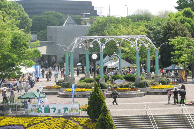 公園で開かれるフェアの中心会場となるセンター広場