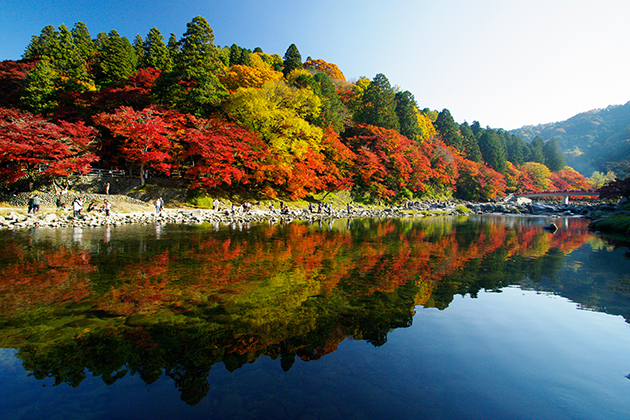 香嵐渓の紅葉が巴川の水鏡に映る様子は息をのむほどの美しさ