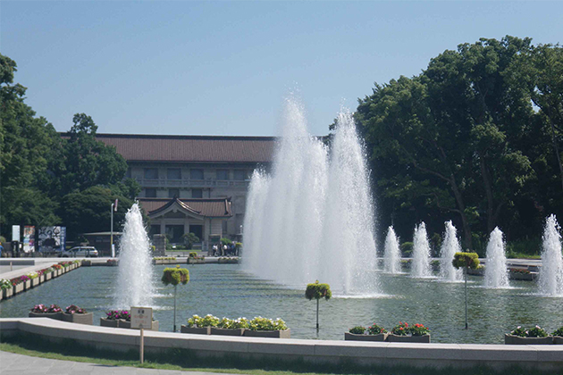 園内中央にある大噴水。奥に見えるのは東京国立博物館