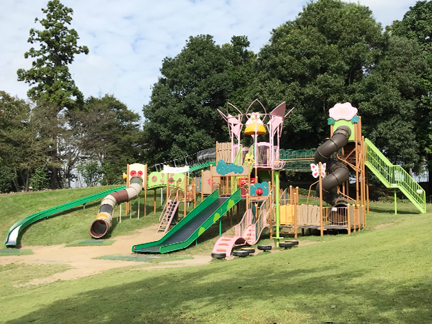 園内にある大型複合遊具は、東松山市内で最大級の大きさを誇り、ファミリー層に好評です。
