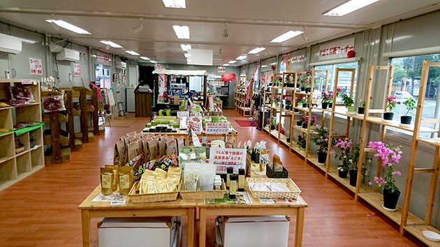 「エントランスハウス」の商品販売コーナーでは、ブーゲンビリアの鉢植えをはじめ、ブーゲンビリアの草木染めや、ブーゲンビリアに関する小物など、オリジナル商品を販売しています。