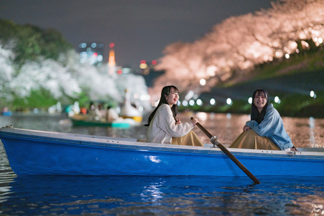 ボートから眺める夜桜は格別です。ボートの営業時間や料金は公式ホームページをご確認ください。