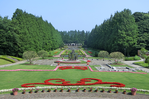 英国式庭園 サカタのタネグリーンハウスの2階からの眺めが素晴らしい。タイミングによって奥にある噴水も見える