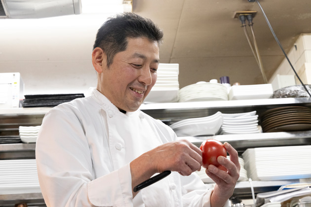 「王様トマト」の魅力を笑顔でコメントする料理長の冨田さん