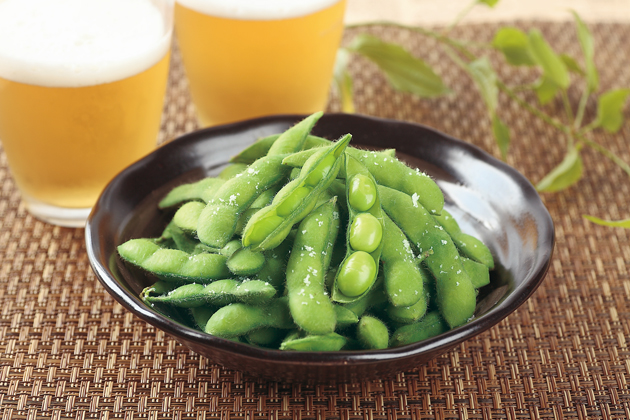 夏の栄養補給に！家庭菜園で育てたエダマメを味わう
