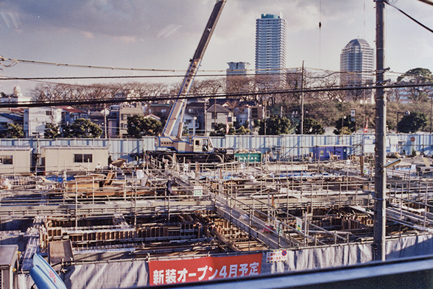 リニューアル工事。建物がなくなると敷地の広さに気づかされる(2002年)