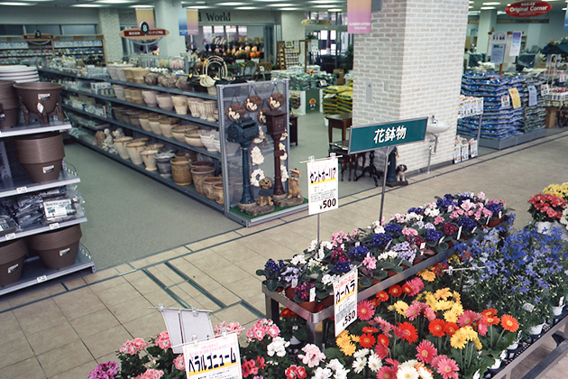 リニューアル直後の屋内売り場。広い店内に豊富な園芸資材を取りそろえる(2002年4月)
