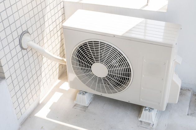 ベランダに設置されたエアコンの室外機