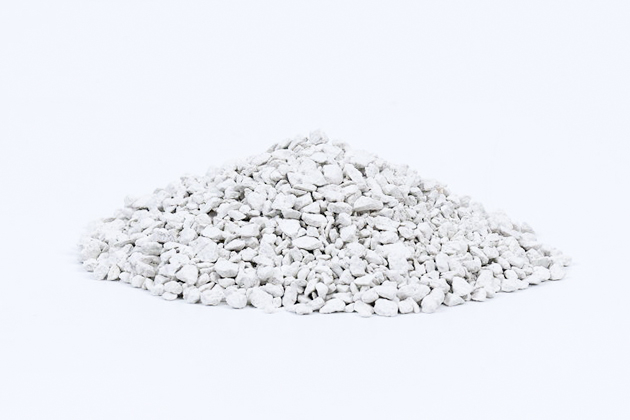 腐植酸を付着させる前のゼオライト。土壌の保肥力を改善する効果がある