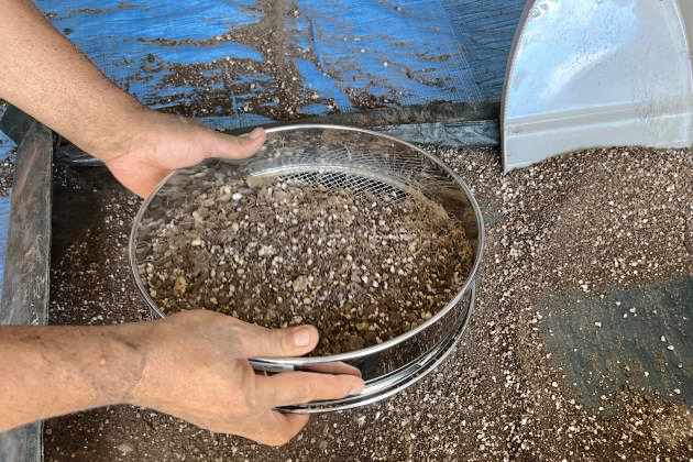 ふるいで残渣を取り除く