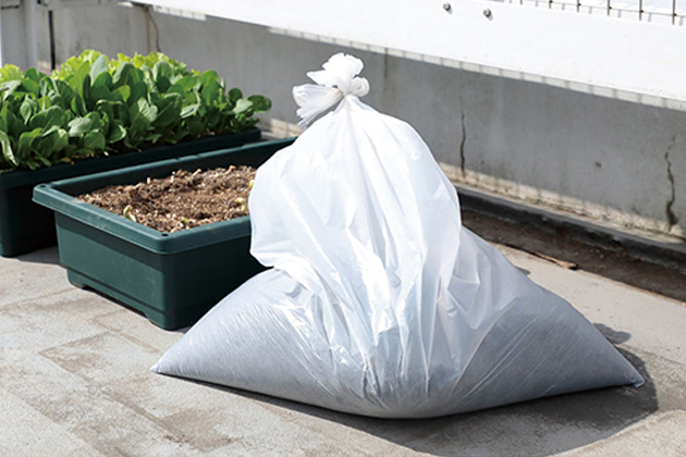 土をビニール袋に入れて、袋の口をしっかり縛って、夏なら１カ月間、冬は2～3カ月くらい日なたに放っておく。