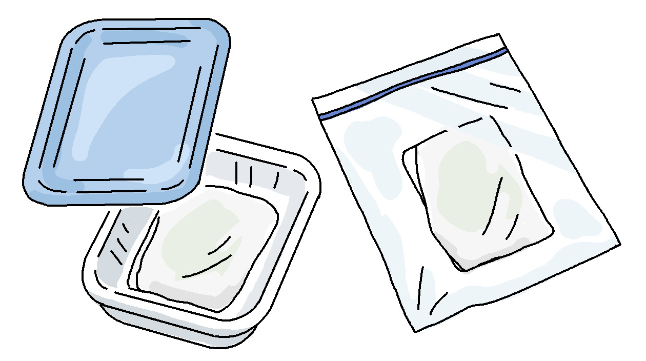 シソの葉を水にぬらして固く絞ったキッチンペーパーで包んだら、ラップで包むか、密閉できる保存容器やビニール袋に入れて冷蔵庫の野菜室で保管する