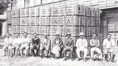 戦前に輸出されるチューリップ球根。輸出元の三菱商事の木箱の前で。左から4番目が小田氏、5番目が小山氏【新潟県立植物園所蔵】