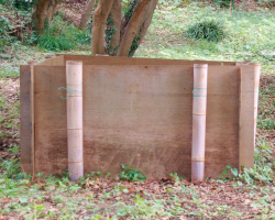 角材とベニヤで作った堆肥枠（90×90×高さ90cm）、15cm埋め込んであります