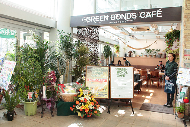 本館内レストラン「GREEN BONDS CAFÉ（グリーン ボンズ カフェ）」。お買い物の合間のカフェタイムにぴったりな店内。「王様トマトカレー」など人気メニューが並ぶ（2013年3月）